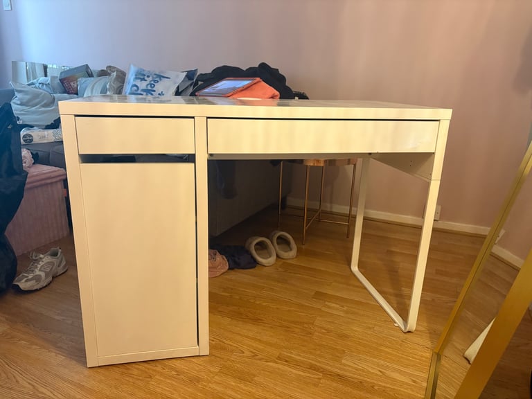 image for White desk 