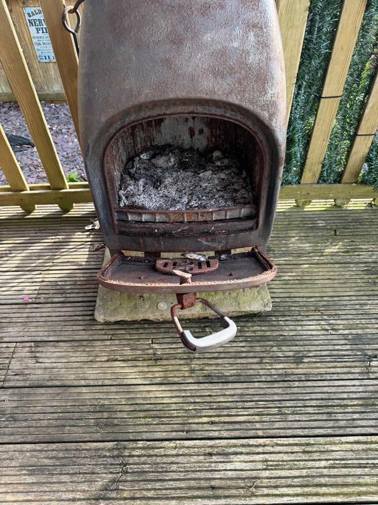 Jotul 4 Classic Vintage Cast Iron Wood Burning Stove 7” Rear Flue Exit.has a hot plate on top 