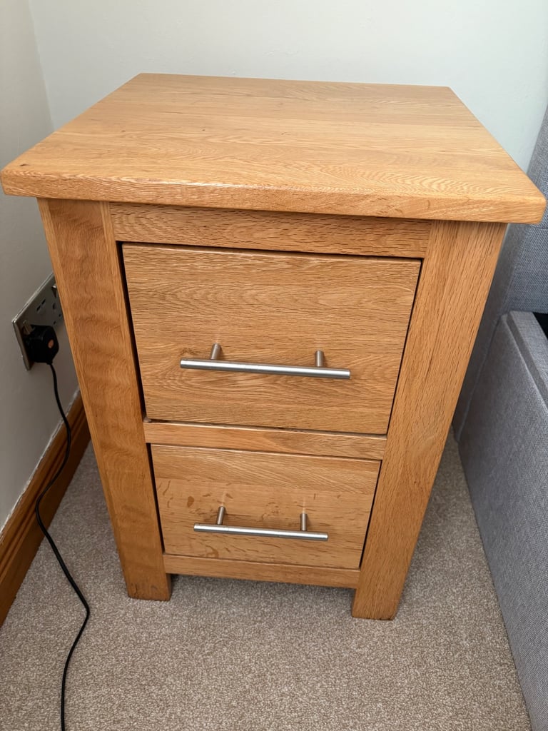 Oak bedroom drawer units. 