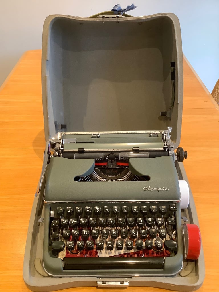 Vintage West German Olympia De Luxe SM3 Typewriter in Hard Carry Case 