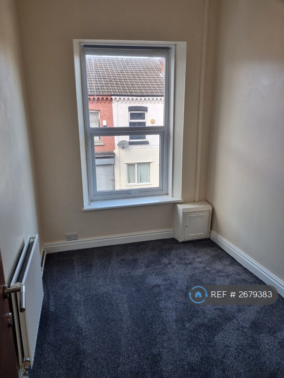 2 bedroom flat in New Ferry Road, Wirral, CH62 (2 bed) (#2679383)
