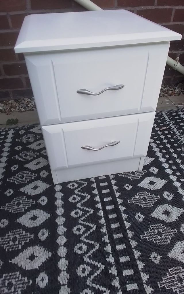 BEDSIDE DRAWERS 