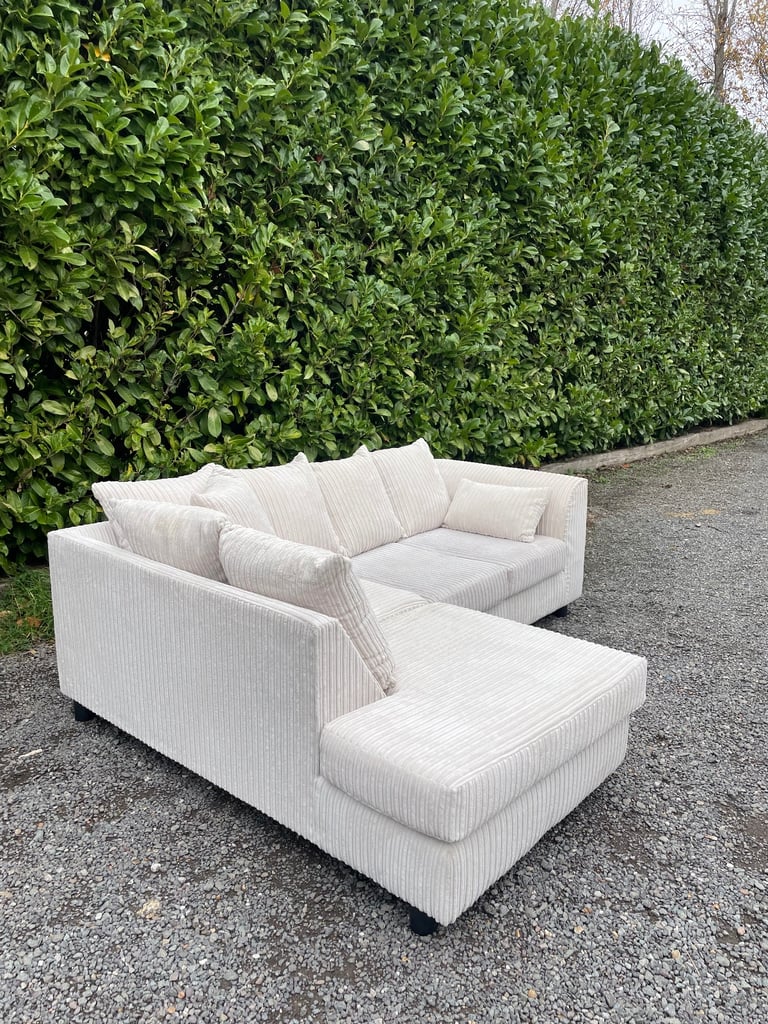 FREE DELIVERY 🥰🚚🥰 BEIGE FABRIC CORNER SOFA GOOD CONDITION 