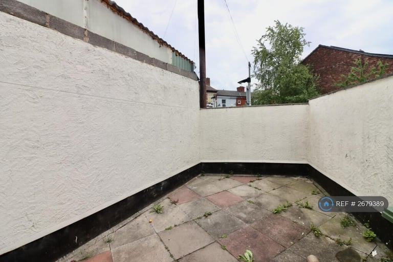 2 bedroom flat in New Ferry Road, Wirral, CH62 (2 bed) (#2679389)