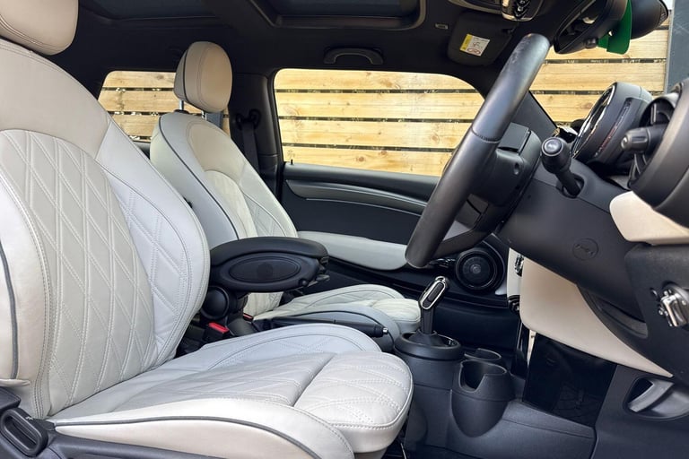 2022 MINI Hatch 1.5 Cooper Exclusive Hatchback 3dr Petrol Steptronic Euro 6 (s/s) (136 ps) HATCHB...