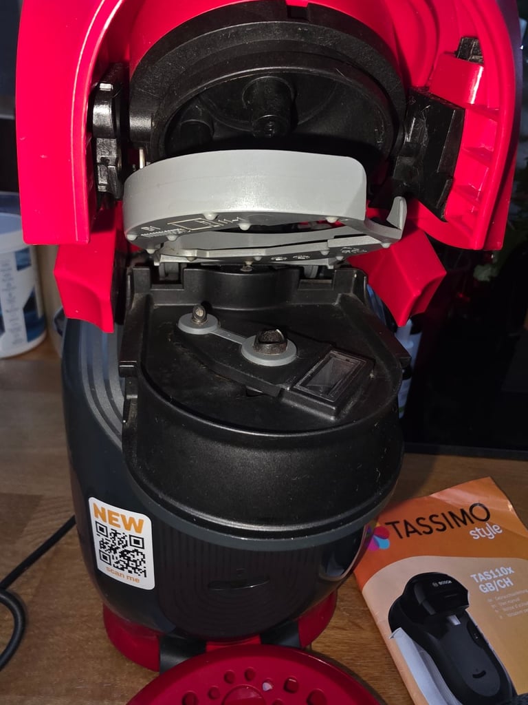 Bosch Tassimo Vivy 2 Red Coffee Pod Machine. Auto Hot Drink Chocolate expresso Latte Barista maker