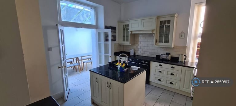 9 bedroom house in Bryn Road, Brynmill, Swansea, SA2 (9 bed) (#2659817)