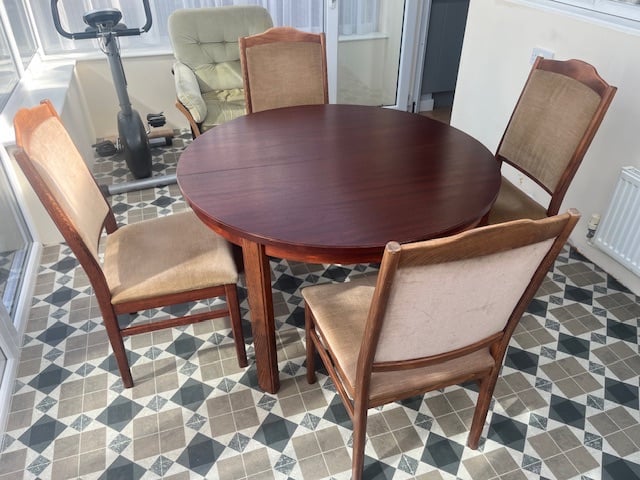 Mahogany extendable table and 6 velour upholstered chairs