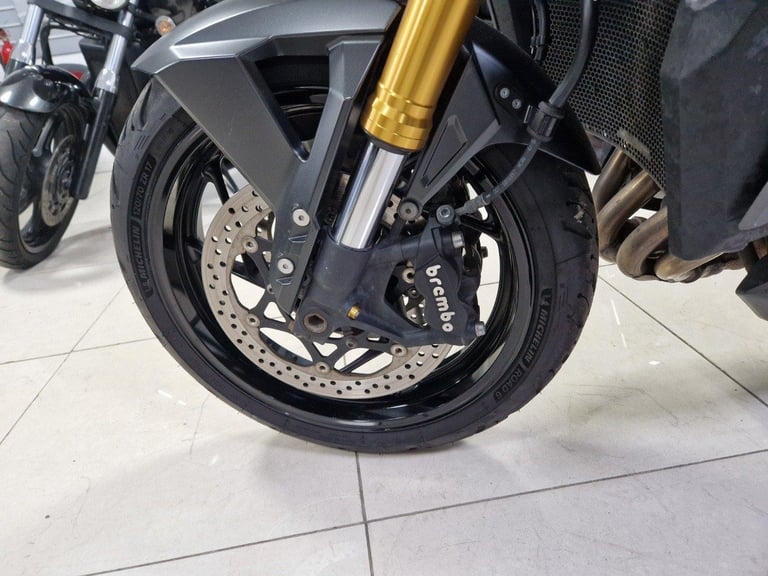 SUZUKI GSX-S 1000 IN GRAY