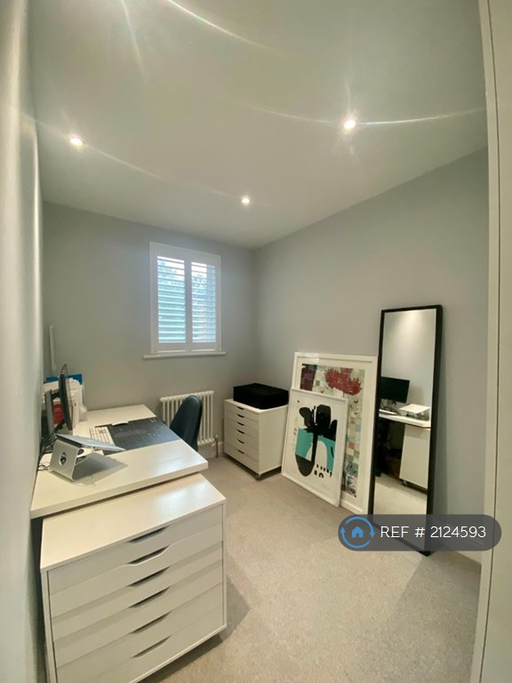 2 bedroom flat in Streatham, London, SW16 (2 bed) (#2124593)