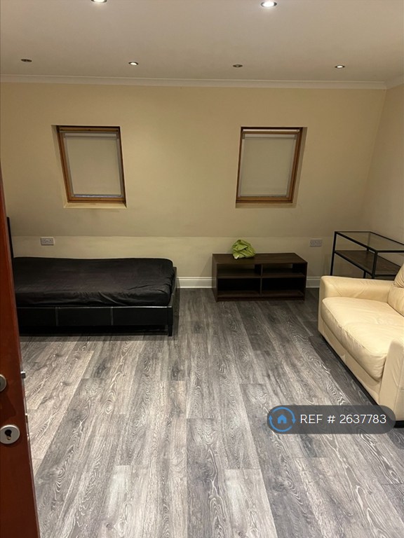 Studio flat in Brookhill Road, London, SE18 (#2637783)
