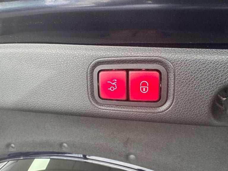 MERCEDES-BENZ E CLASS 2.0 E300d AMG Line Night Edition (Premium Plus) G-Tronic+