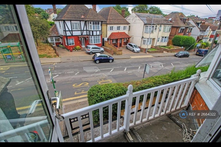 1 bedroom flat in Station Road, Westcliff-On-Sea, SS0 (1 bed) (#2684322)