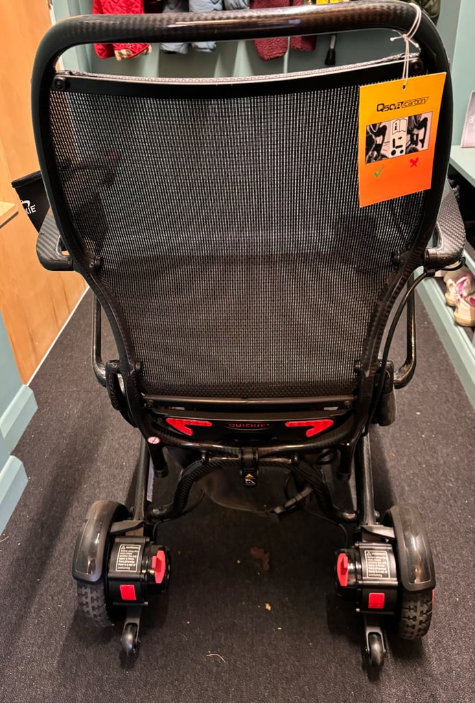 Lightweight foldable electric wheelchair