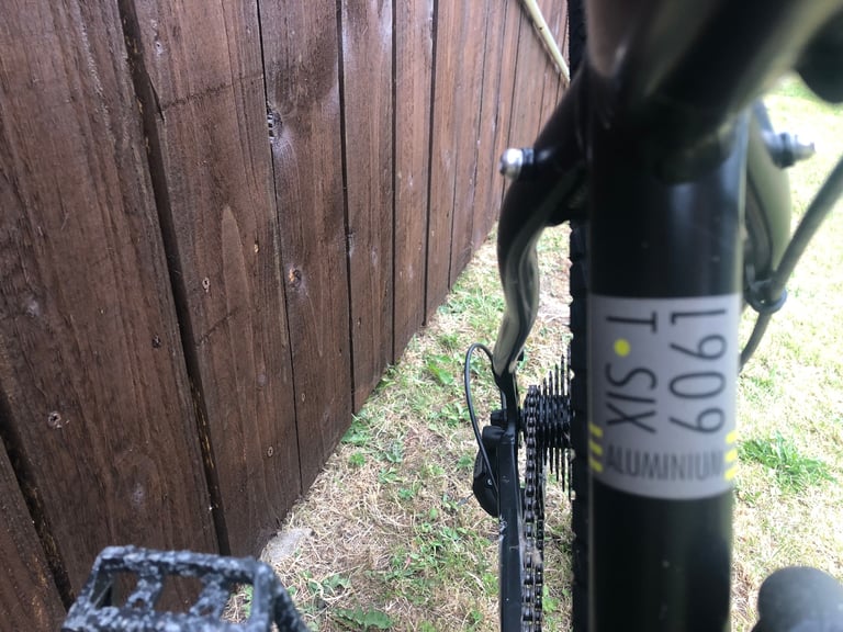 Quality Carrera 1 hybrid bike