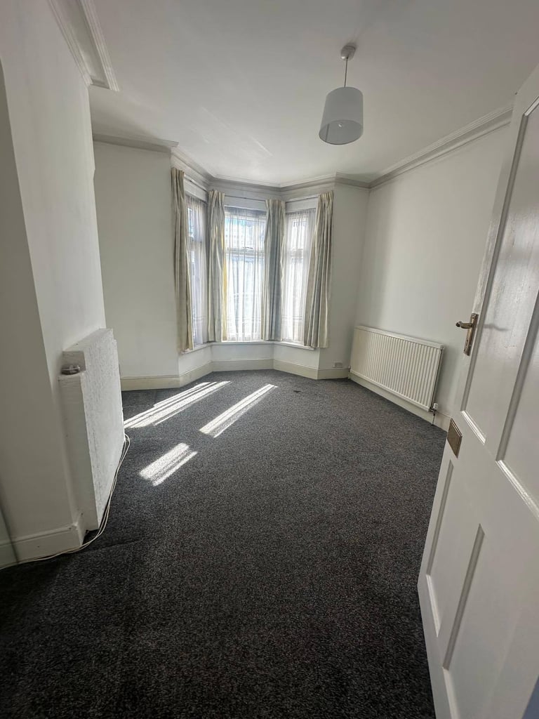 Beautiful 4 Bedroom House With Private Garden Ready To Move On Ley Street Ilford (IG2 7QX)