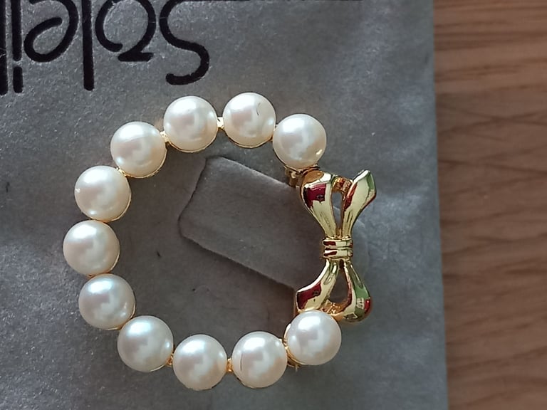image for Ring of pearl like stones with gold coloured bow brooch, good gift idea