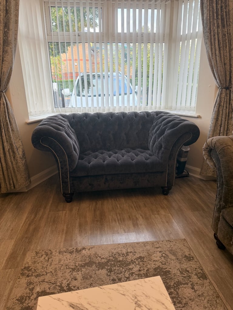 Chesterfield cuddle sofa