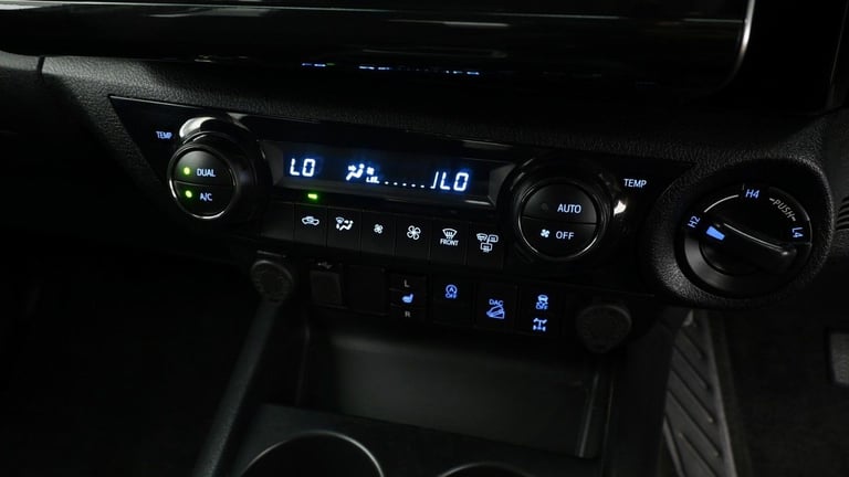 2024 Toyota Hilux 2.8 D-4D Invincible Pickup Double Cab 4dr Diesel Auto 4WD Euro 6 (s/s) (204 Pic...