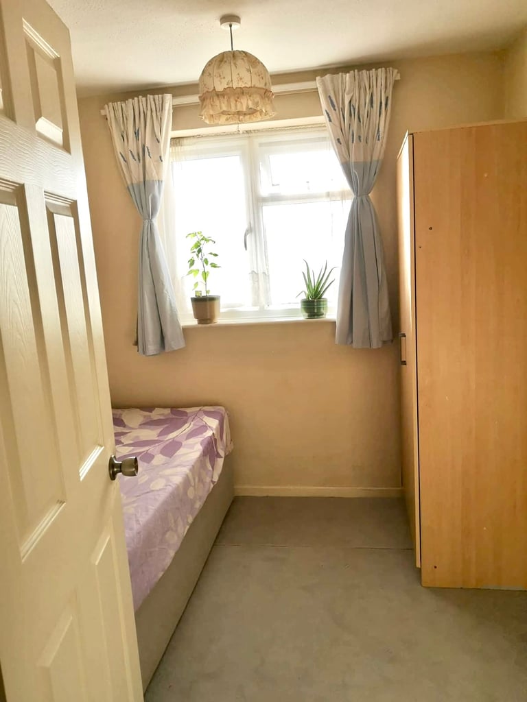 Single room to rent near Luton airport.