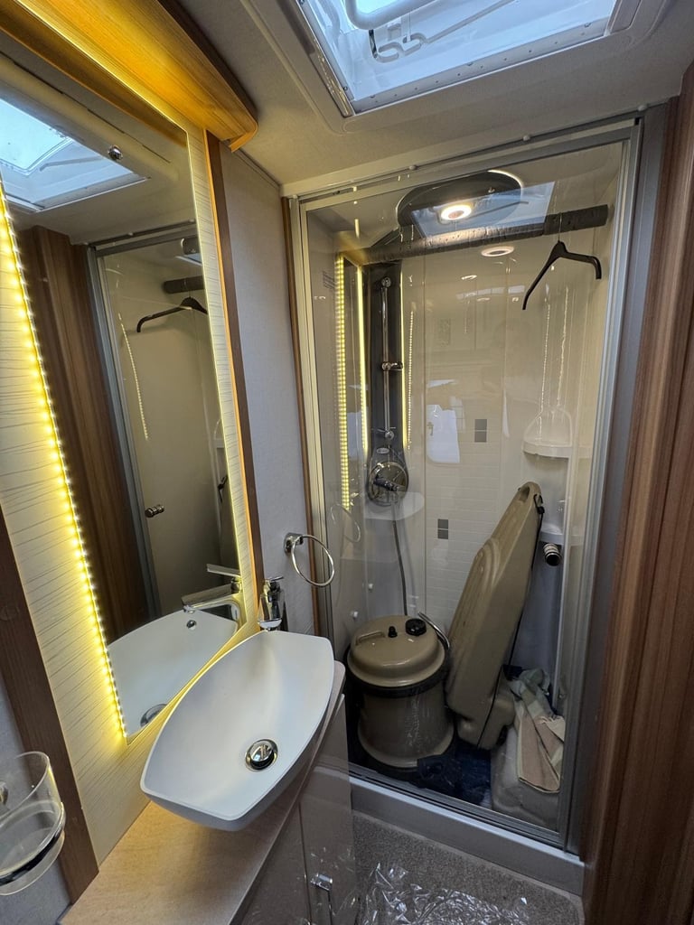 ⭐️ 2017/18 LUNAR CLUBMAN SB ⭐️ 4 BERTH TOURING CARAVAN ⭐️ FULLY SERVICED ⭐️