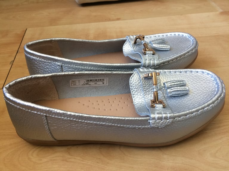 NEW beautiful, well made, leather Boulevard, loafers, non slip grips size 6