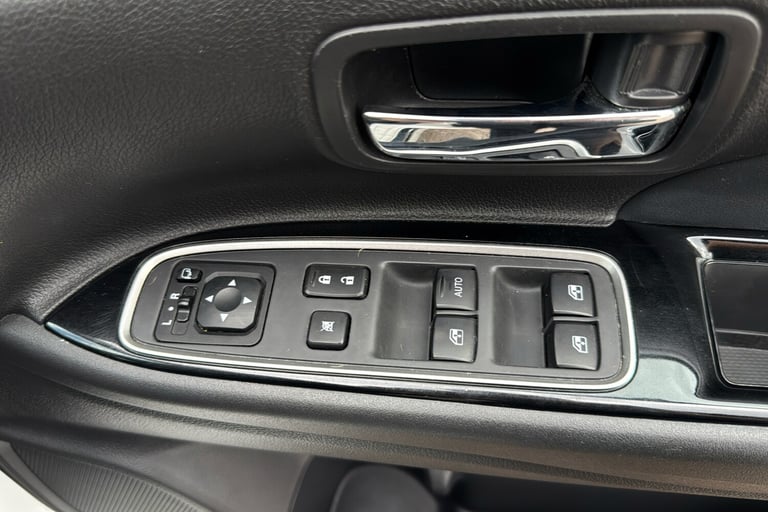  Mitsubishi Outlander PHEV 2.0h 12kwh 4hs Suv 5dr Petrol Plug In Hybrid CVT 4wd