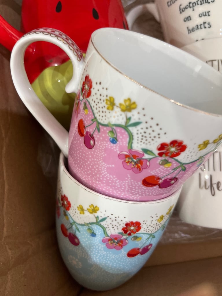Box of lovely good quality cups & mugs