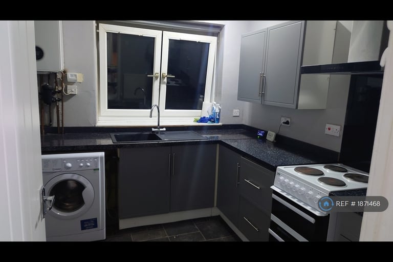 2 bedroom flat in Parkneuk Road, Glasgow, G43 (2 bed) (#1871468)
