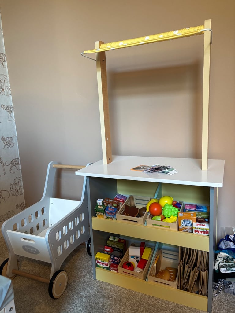 Toy shop and trolley with accessories 