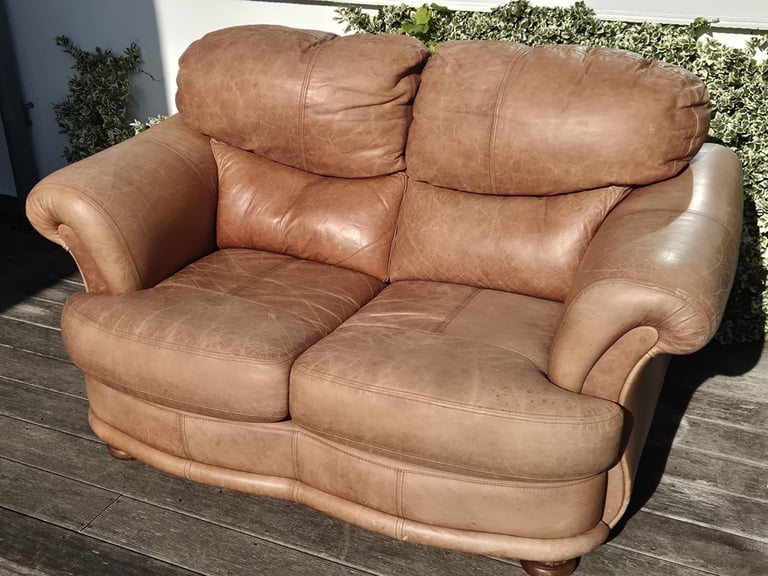 DELIVERY INCLUDED stylish 2 seater tan genuine soft leather hide sofa 