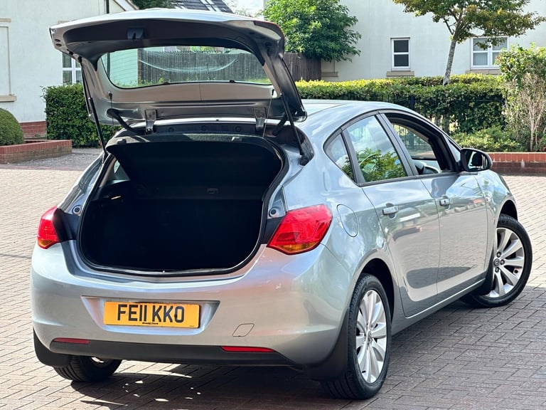 2011 Vauxhall Astra 1.4 16v Exclusiv Euro 5 5dr HATCHBACK Petrol Manual