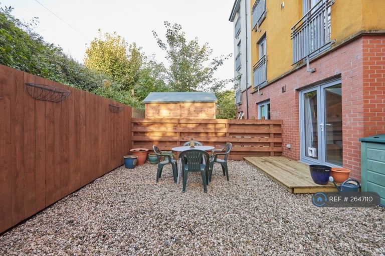 2 bedroom flat in Tytler Court, Edinburgh, EH8 (2 bed) (#2647110)