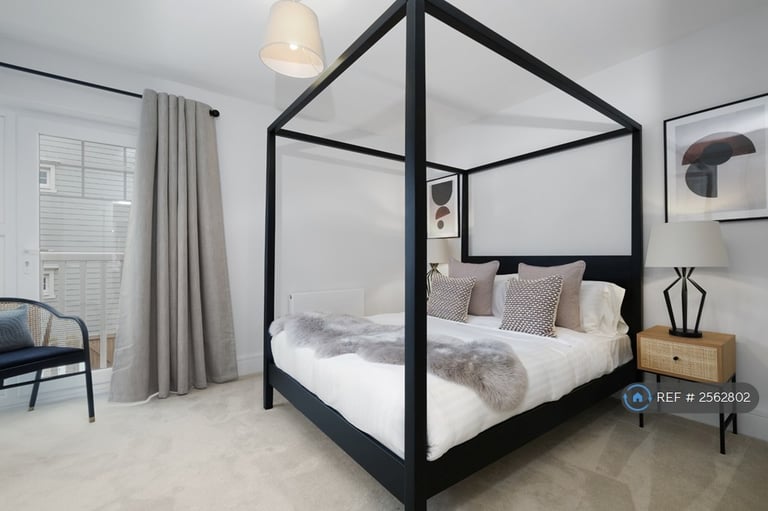 3 bedroom house in Green Park Village, Reading, RG2 (3 bed) (#2562802)