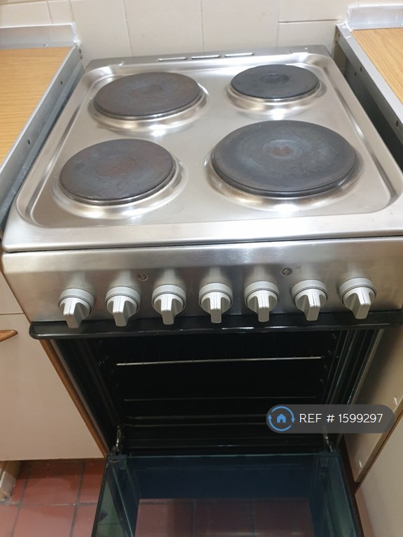 1 bedroom flat in Levenshulme, Manchester, M19 (1 bed) (#1599297)
