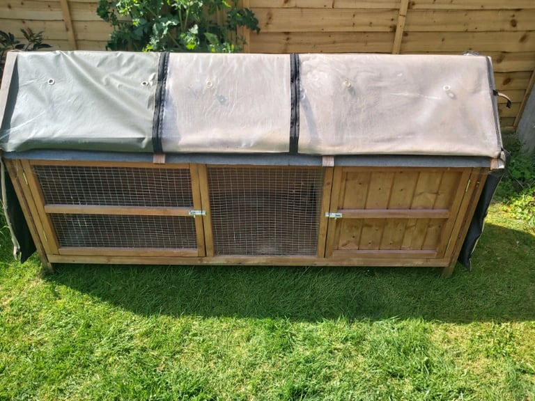 Large rabbit hutch with cover 