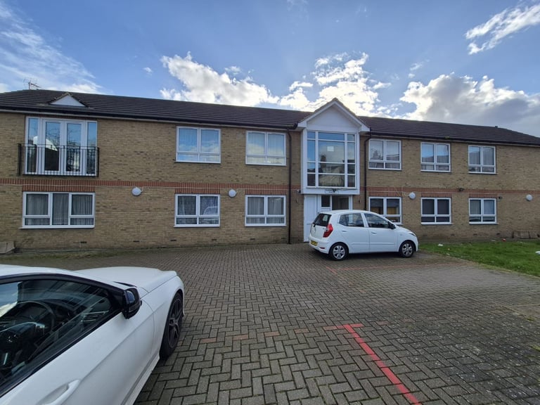 Modern 2-Bedroom Apartment with Garden & Private Parking – E17 