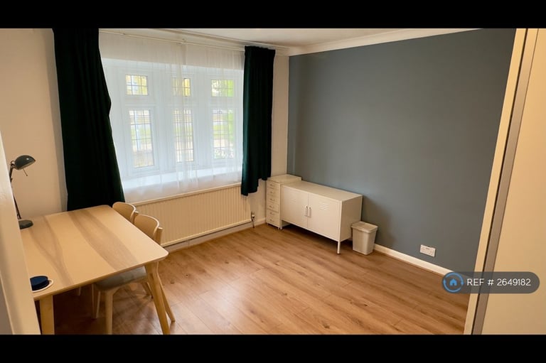 2 bedroom flat in Eastern Avenue, Ilford, IG2 (2 bed) (#2649182)
