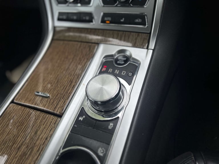 2013 Jaguar XF 2.2 XF Premium Luxury D Auto 4dr Saloon Diesel Automatic