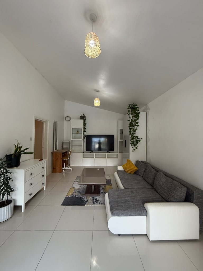 1 bedroom studio Flat with garden