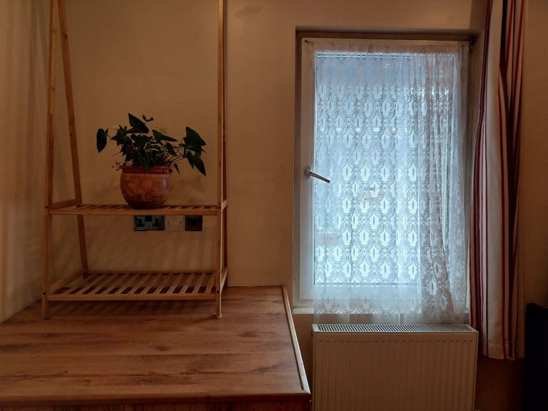 Large single room for rent short term, 12 mins walk to Raynes Park station