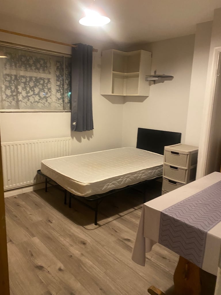 Double Room Immediately Available in Bedfont,  near Heathrow Airport 