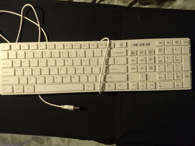 image for Slick white usb keyboard with silicone dust protector cover