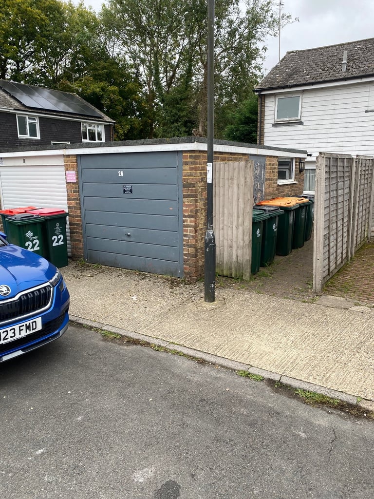 Garage for rent in Southgate, Crawley (18ft x 8ft) 144 square foot 