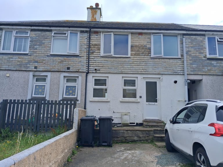 3 bedroom house with parking for up to 2 cars  - St Ives