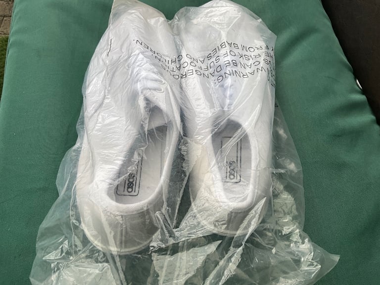 BRAND NEW ASOS white pumps size 9. BARGAIN price thanks 🙏 