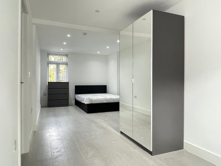 image for Luxury En Suite Studio Bedsit in Town Centre – Available Now