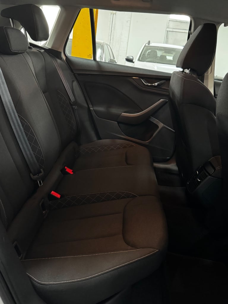 One Owner | Rear parking sensors| Apple Car play