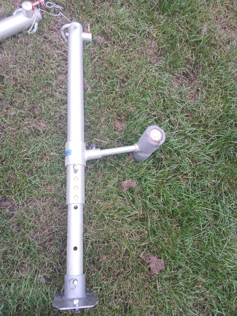 Sailing boat stabiliser legs