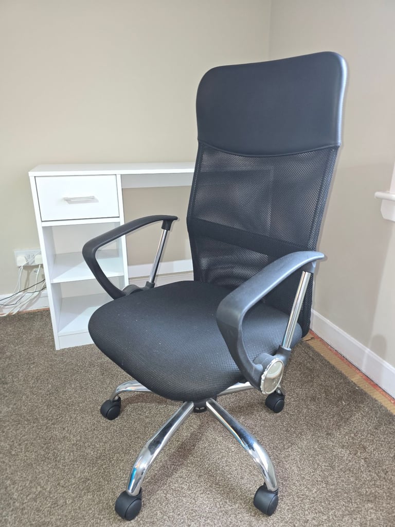 Desk and Office Chair – £50 – Collection in Motherwell (ML1)